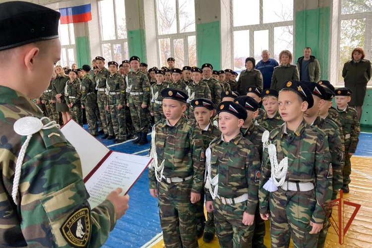 Офицеры Росгвардии вручили кадетам удостоверения