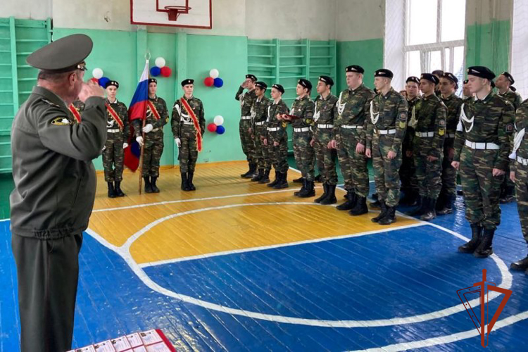 Офицеры Росгвардии вручили кадетам удостоверения