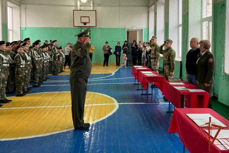 Офицеры Росгвардии вручили кадетам удостоверения