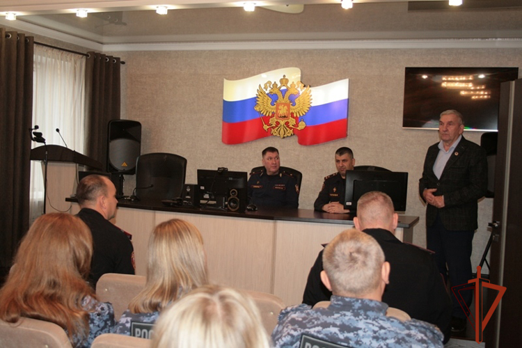 Начальник краевого управления Росгвардии поздравил сотрудников вневедомственной охраны 