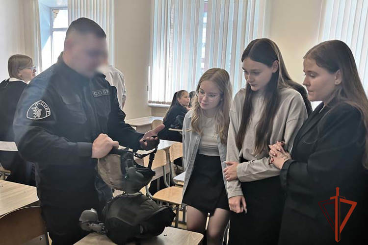 Бойцы СОБР рассказали старшеклассникам о службе в Росгвардии