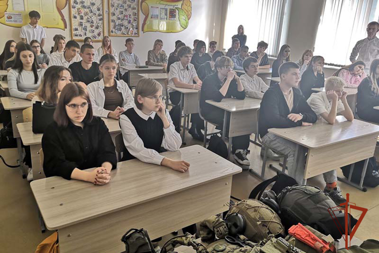 Бойцы СОБР рассказали старшеклассникам о службе в Росгвардии