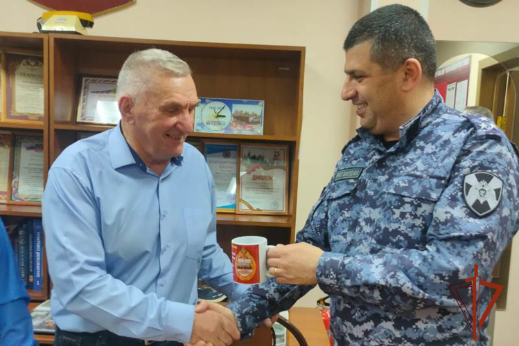 Росгвардейцы поздравлили ветеранов с Днём пожилого человека