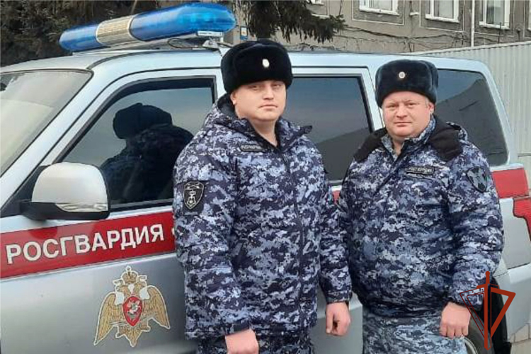 Росгвардейцы спасли пожилую женщину на пожаре в Новоалтайске
