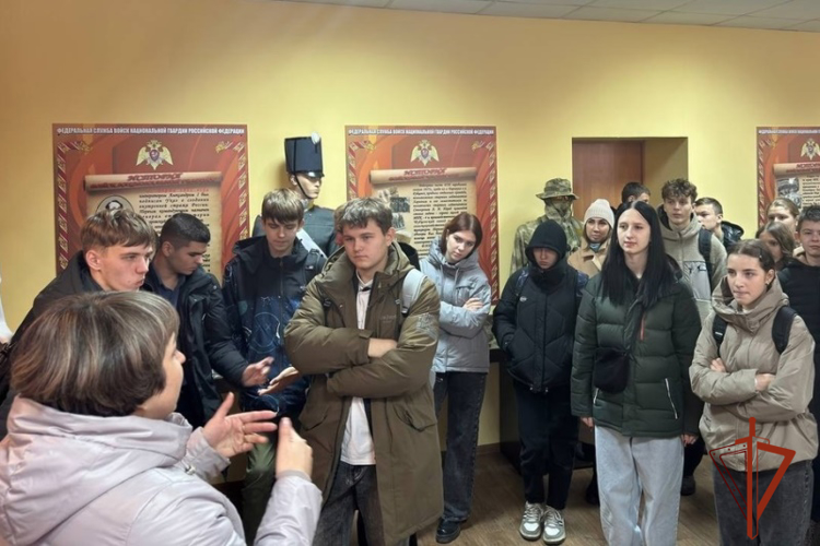 Росгвардейцы рассказали старшеклассникам о военной службе