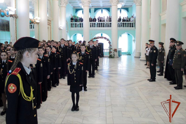 Росгвардейцы поздравили юных бийчан с посвящением в кадеты