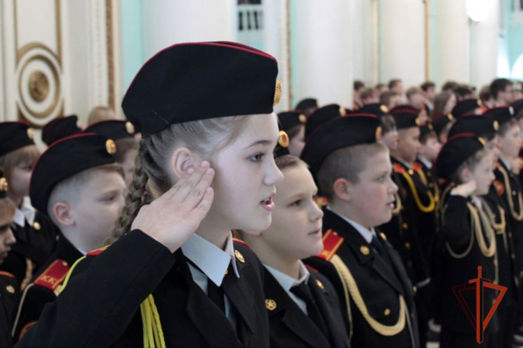 Росгвардейцы поздравили юных бийчан с посвящением в кадеты