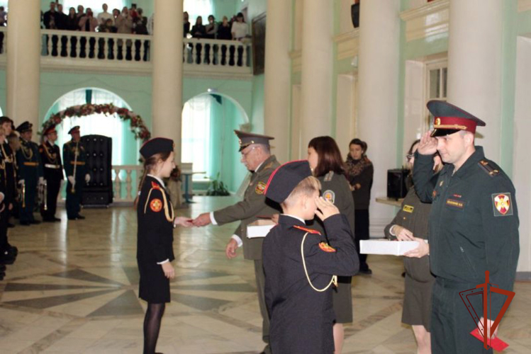 Росгвардейцы поздравили юных бийчан с посвящением в кадеты