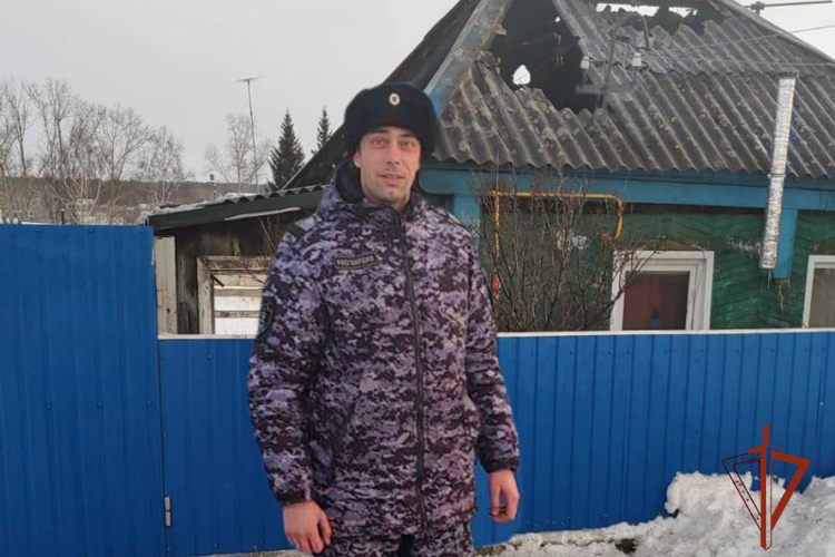Росгвардеец спас из горящего дома семейную пару