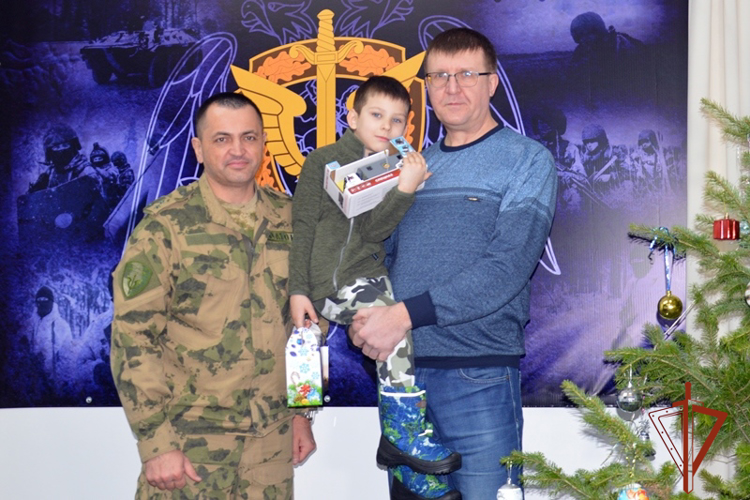 Сотрудники ОМОН исполнили новогоднее желание барнаульского мальчика