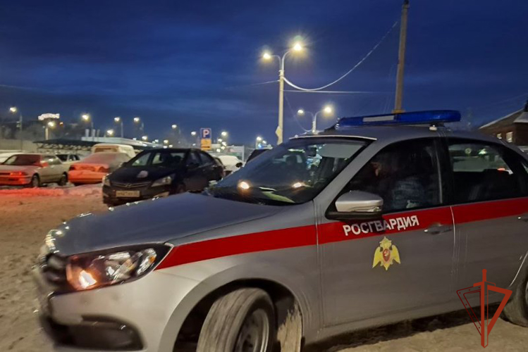 Сотрудники Росгвардии оказали помощь в тушении пожара