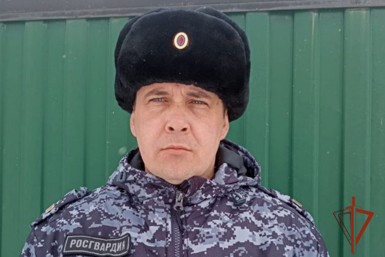 Сотрудник вневедомственной охраны Росгвардии помог пострадавшим при возгорании дома в Бийске