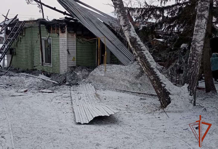 Сотрудник вневедомственной охраны Росгвардии помог пострадавшим при возгорании дома в Бийске