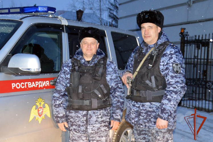 Барнаульских росгвардейцев поблагодарили за помощь на дороге 