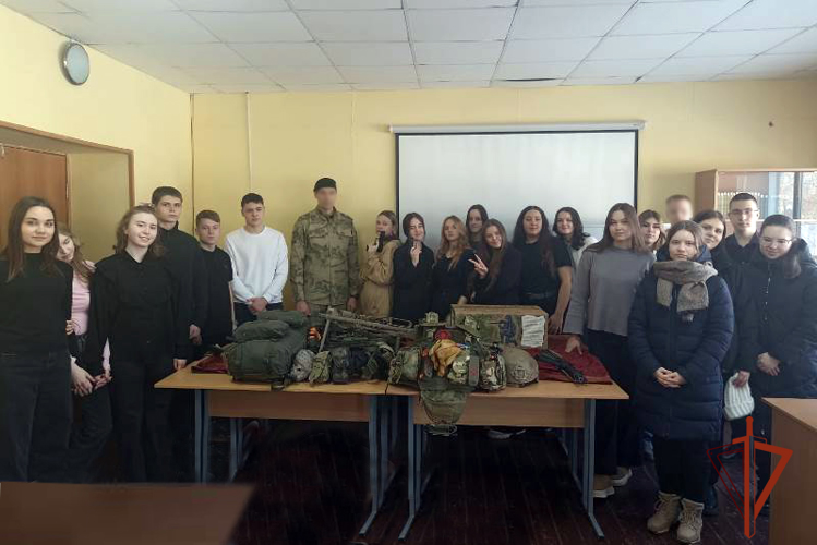 Сотрудники ОМОН встретились с учениками подшефной школы