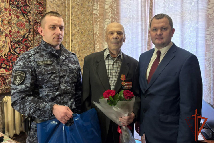 Росгвардейцы поздравили барнаульского ветерана с вручением медали к 80-летию Победы 
