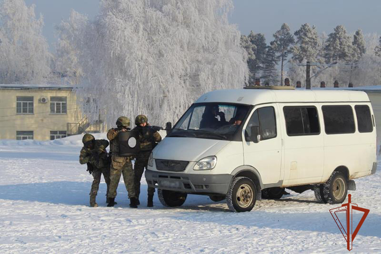В Бийске росгвардейцы организовали встречу со школьниками 