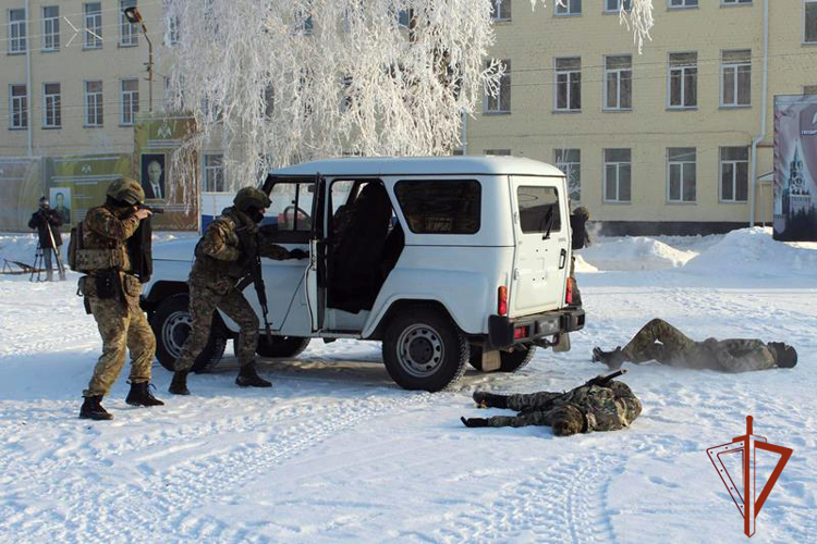 В Бийске росгвардейцы организовали встречу со школьниками 
