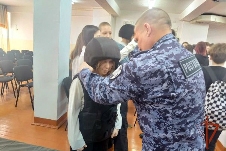 Росгвардейцы организовали встречу с бийскими школьниками