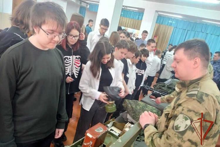 Росгвардейцы организовали встречу с бийскими школьниками