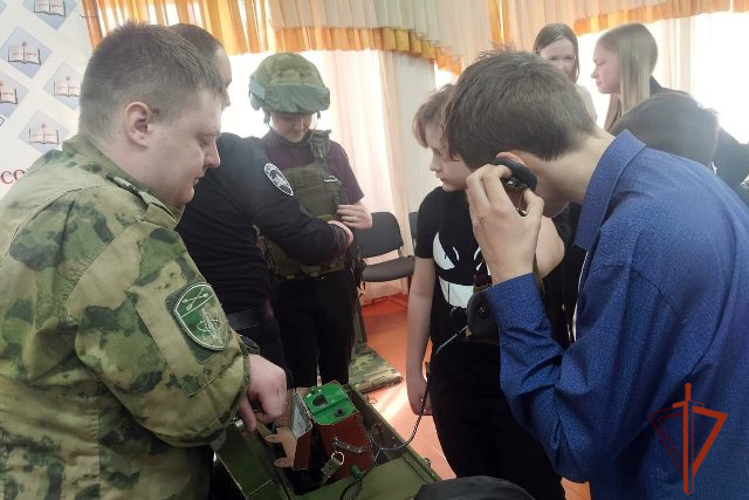Росгвардейцы организовали встречу с бийскими школьниками
