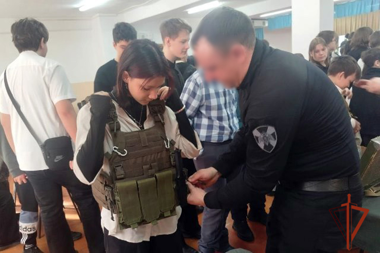 Росгвардейцы организовали встречу с бийскими школьниками
