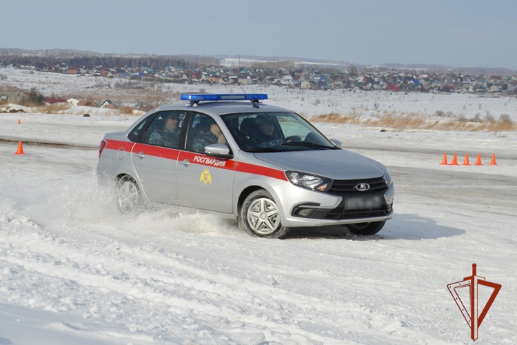 Росгвардейцы прошли спецкурс по автовождению
