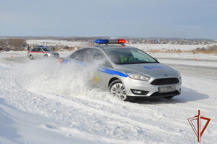 Росгвардейцы прошли спецкурс по автовождению