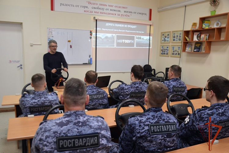 Росгвардейцы прошли спецкурс по автовождению