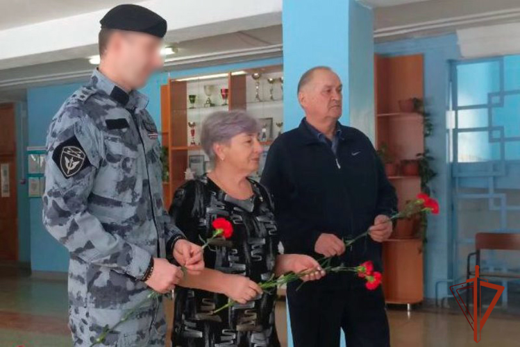 Родители погибшего бойца ОМОН стали почетными гостями школьного смотра-конкурса