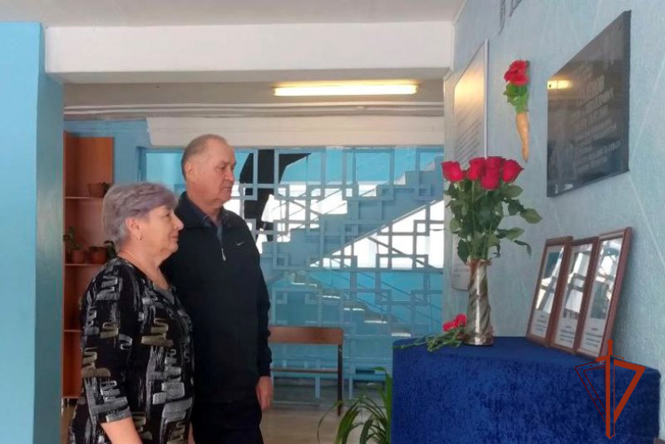 Родители погибшего бойца ОМОН стали почетными гостями школьного смотра-конкурса
