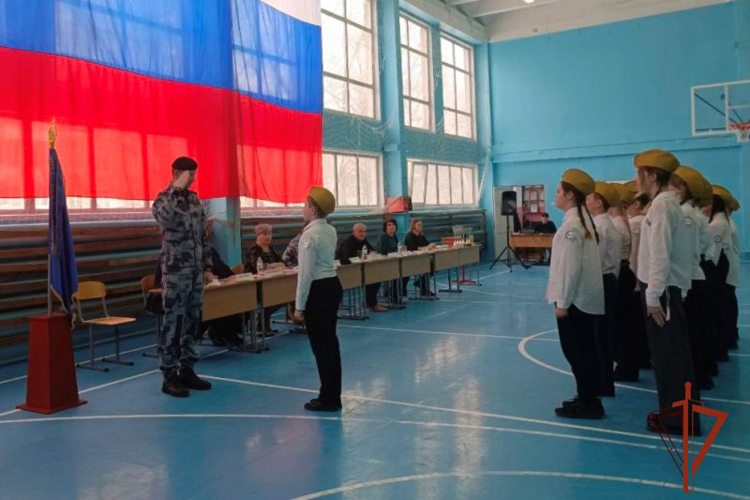 Родители погибшего бойца ОМОН стали почетными гостями школьного смотра-конкурса