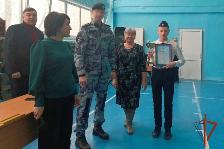 Родители погибшего бойца ОМОН стали почетными гостями школьного смотра-конкурса
