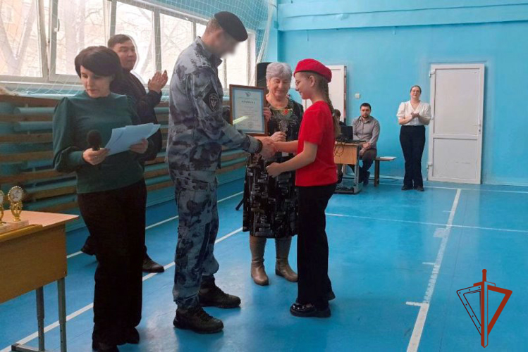 Родители погибшего бойца ОМОН стали почетными гостями школьного смотра-конкурса