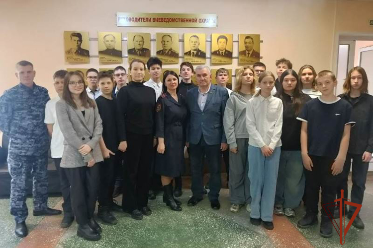 Сотрудники Росгвардии провели познавательную экскурсию для барнаульских школьников