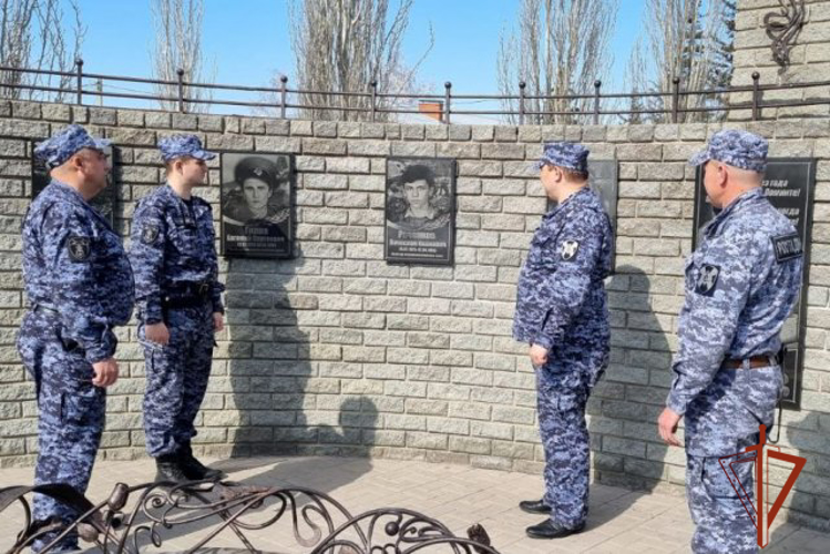 Росгвардейцы почтили память алтайского спецназовца, погибшего на Кавказе