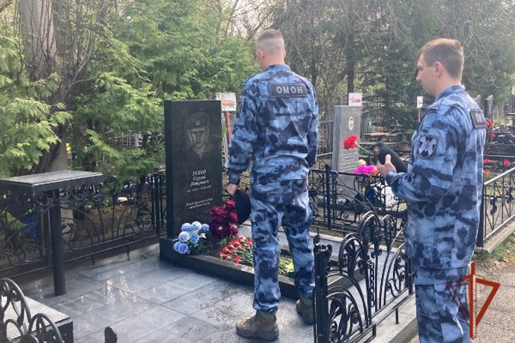 В Управлении Росгвардии по Алтайскому краю почтили память погибшего сотрудника ОМОН