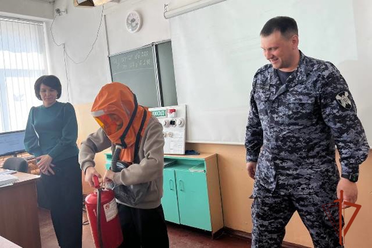 В барнаульской школе №113 для пятиклассников провели урок, посвящённый Дню пожарной охраны