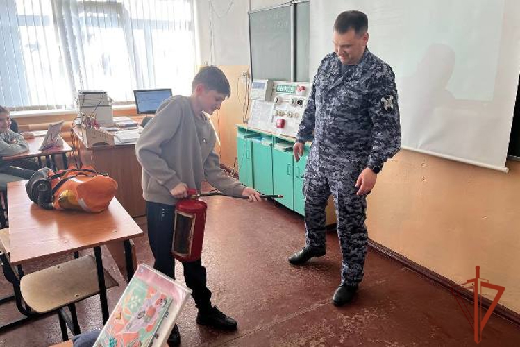 В барнаульской школе №113 для пятиклассников провели урок, посвящённый Дню пожарной охраны