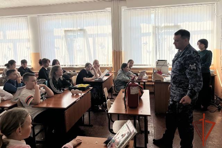 В барнаульской школе №113 для пятиклассников провели урок, посвящённый Дню пожарной охраны