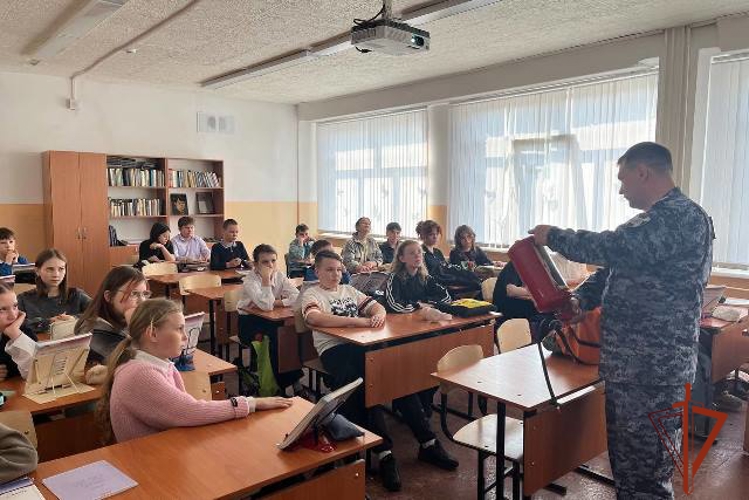 В барнаульской школе №113 для пятиклассников провели урок, посвящённый Дню пожарной охраны