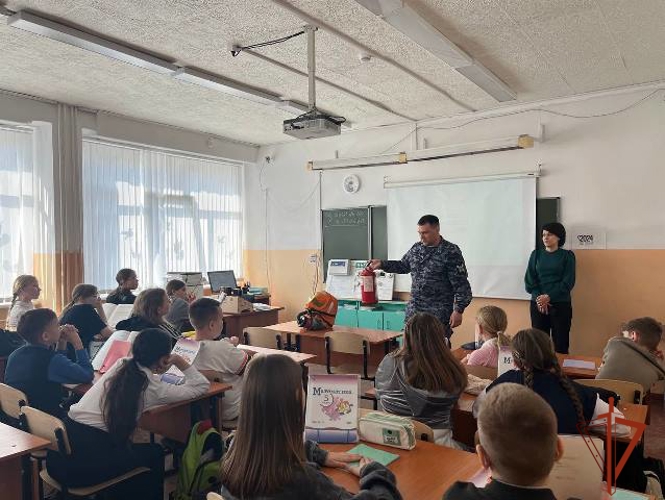 В барнаульской школе №113 для пятиклассников провели урок, посвящённый Дню пожарной охраны