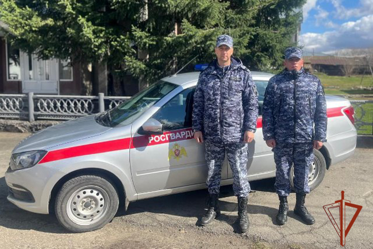 Экипаж вневедомственной охраны Росгвардии оказал помощь сотрудникам МЧС в тушении пожара