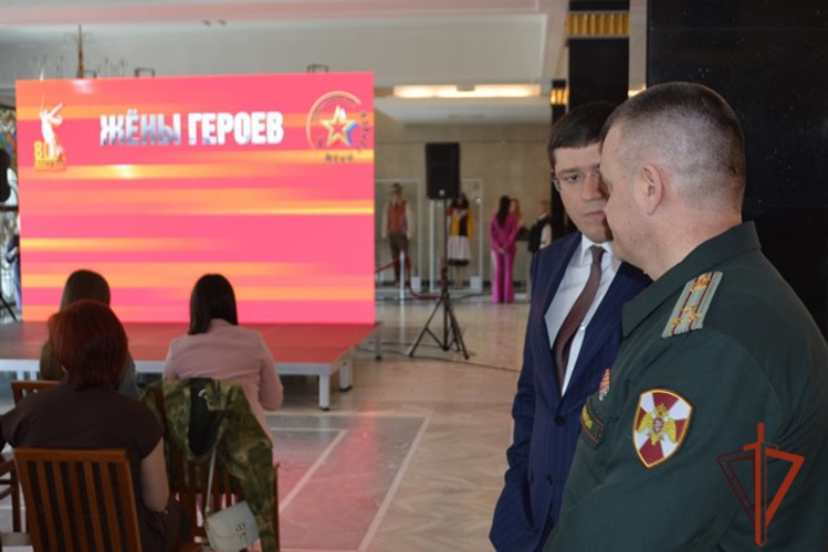 Росгвардия приняла участие в открытии фотовыставки "Жены героев"