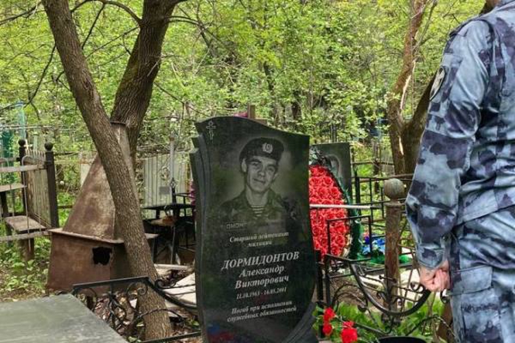 Росгвардейцы почтили память погибшего сослуживца