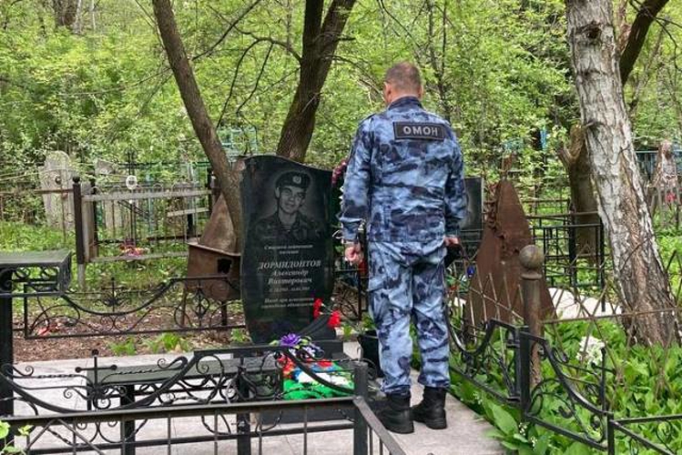Росгвардейцы почтили память погибшего сослуживца