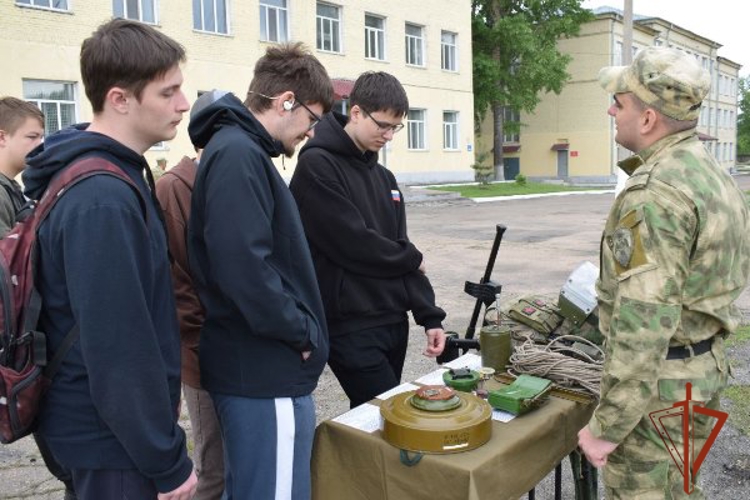 В Рубцовске прошли пятидневные учебные сборы с учащимися 10-х классов по основам военной службы.