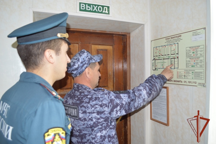 В Управлении Росгвардии по Алтайскому краю совместно с МЧС провели учения по тушению пожара