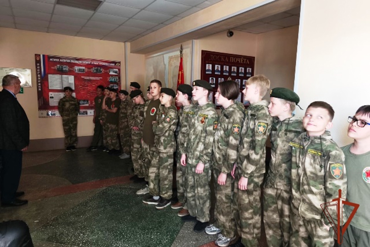 Росгвардия подвела итоги военно-патриотической игры в подшефном классе