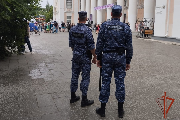 Росгвардия Алтайского края обеспечила безопасность на праздновании Дня молодежи и выпускных вечеров